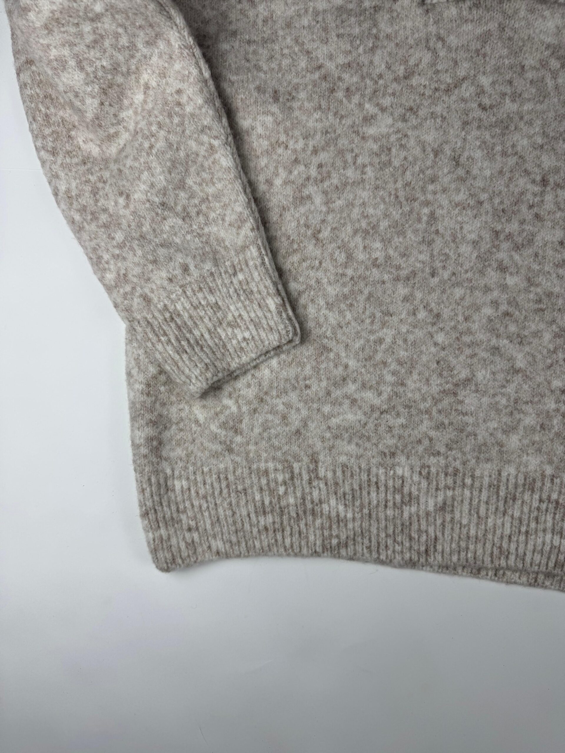 بلوفر تريكو هاي كول بسوستة حريمي بلوفر تريكو هاي كول بسوستة حريمي