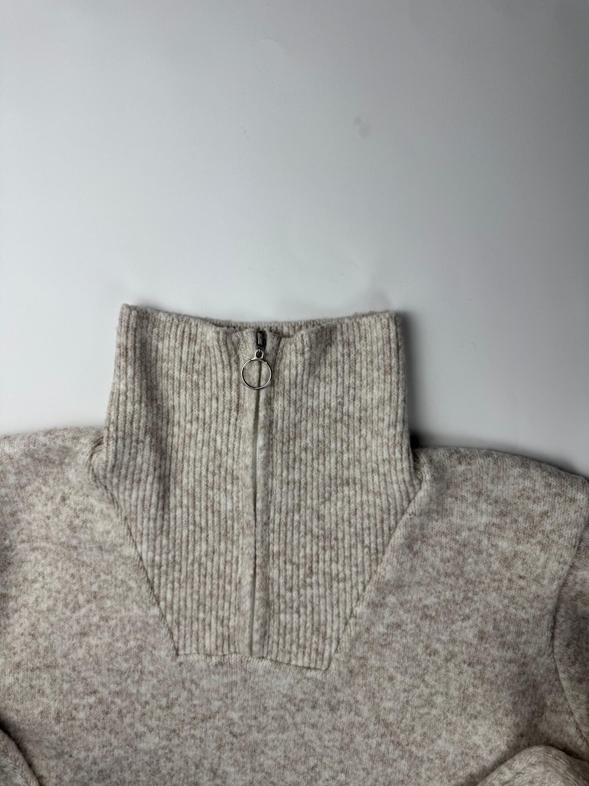 بلوفر تريكو هاي كول بسوستة حريمي بلوفر تريكو هاي كول بسوستة حريمي