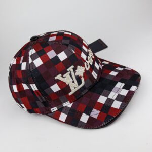 كاب louis vuitton مربعات