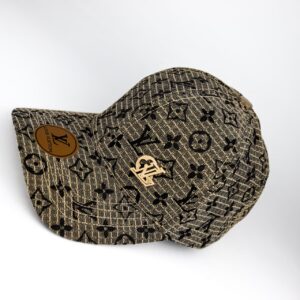 كاب louis vuitton بيچ وأسود