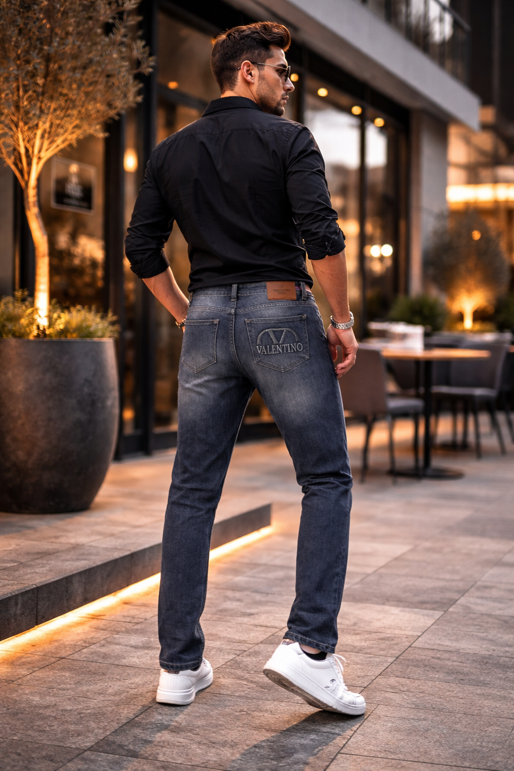 بنطلون جينز valentino رجالي مستورد – أزرق غامق بتفاصيل لوجو مميز بنطلون جينز valentino رجالي مستورد – أزرق غامق بتفاصيل لوجو مميز
